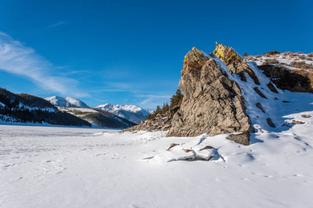 picos cobertos de neve ao redor do lago dillon - colorado - eua - lake dillon - fotografias e filmes do acervo