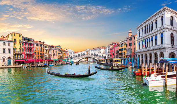 canal grande di venezia, vista sul ponte di rialto e gondolieri, italia - venezia foto e immagini stock