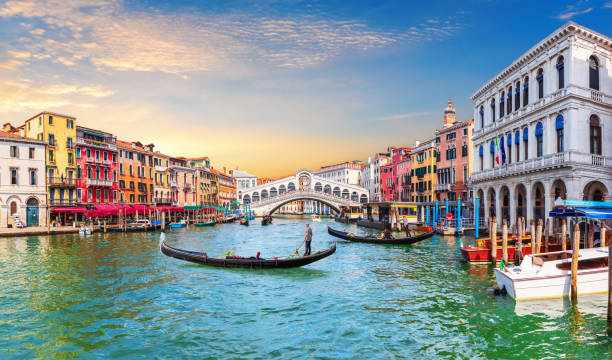 venice grand canal, view of the rialto bridge and gondoliers, italy - venice italy rialto bridge italy gondola imagens e fotografias de stock