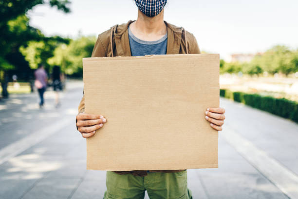 jovem segurando cartaz vazio - placa de manifestação - fotografias e filmes do acervo