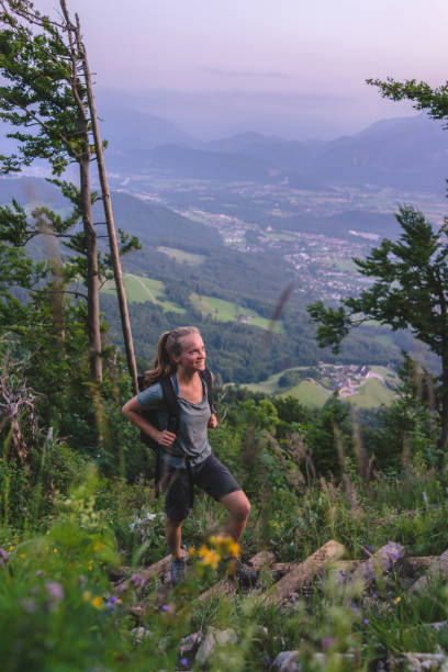 młoda kobieta wspina się na górę o wschodzie słońca - hiking young women outdoors t shirt zdjęcia i obrazy z banku zdjęć