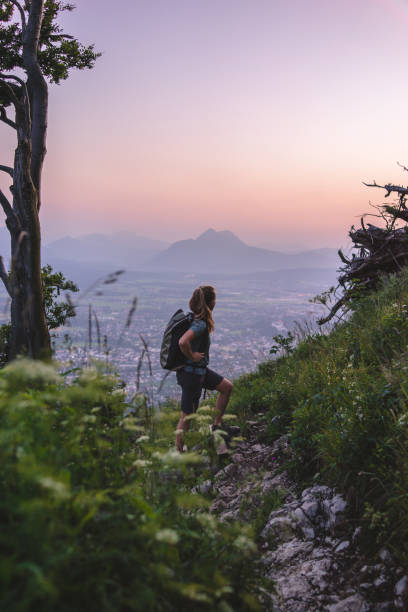 туристка отдыхает на горе на рассвете - hiking young women outdoors t shirt стоковые фото и изображения