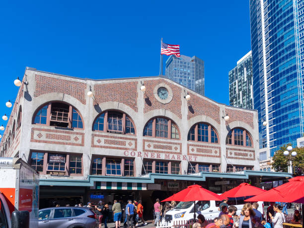 : widok na kultowy corner market, zbudowany po drugiej stronie ulicy od pike place market - pike place market market seattle tourist zdjęcia i obrazy z banku zdjęć