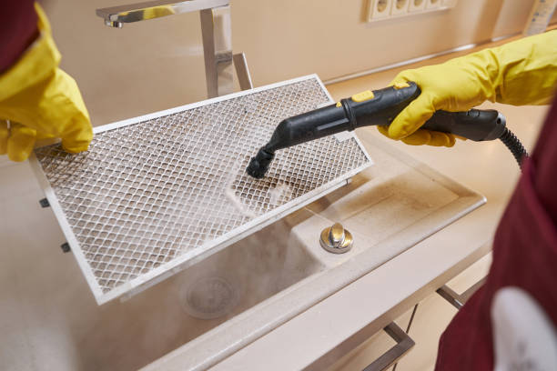 persona de limpieza desinfectando la parte del purificador de aire de la cocina con limpiador a vapor - range hood fotografías e imágenes de stock