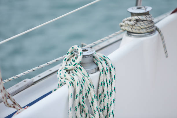 treuil et cordes nautiques sur un voilier dans le port - cable winch sailing yacht sport photos et images de collection