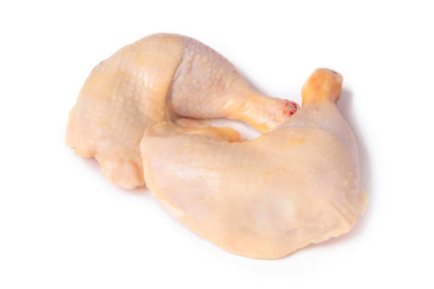 due zampe di pollo isolate su uno sfondo bianco, vista dall'alto. carne di fattoria naturale proveniente da un allevamento di pollame - moneta da venticinque cent foto e immagini stock