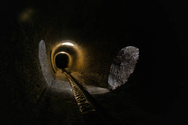 túnel de esgoto de tijolos velhos. rio subterrâneo ou velho coletor de água da chuva do século 19. - 19th hole - fotografias e filmes do acervo