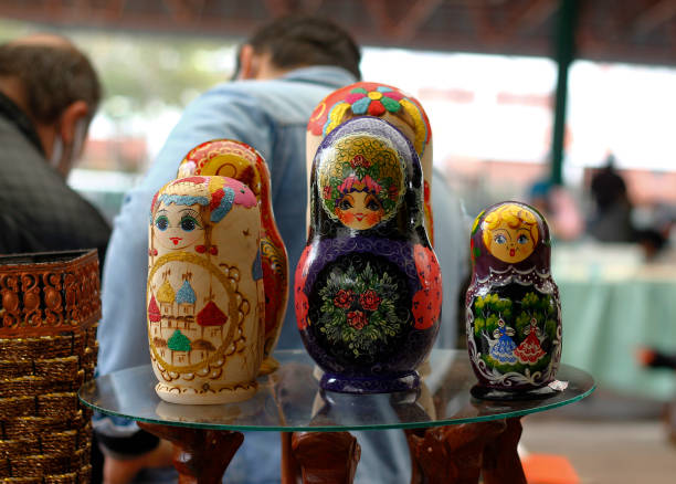 muñecas tradicionales rusas matrioshka - matryoshka o babushka. a la venta en el mercado público - babushka russian nesting doll doll green fotografías e imágenes de stock