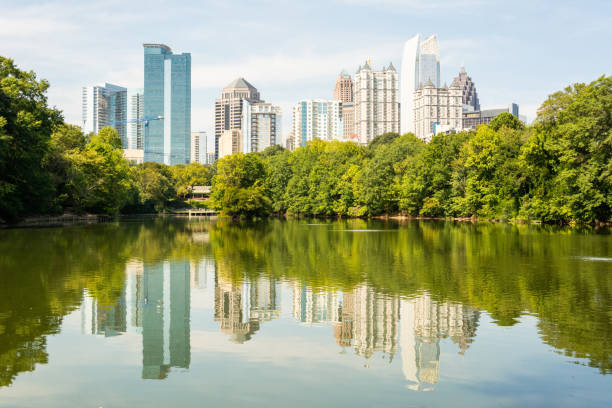 skyline di atlanta, georgia - piedmont park foto e immagini stock