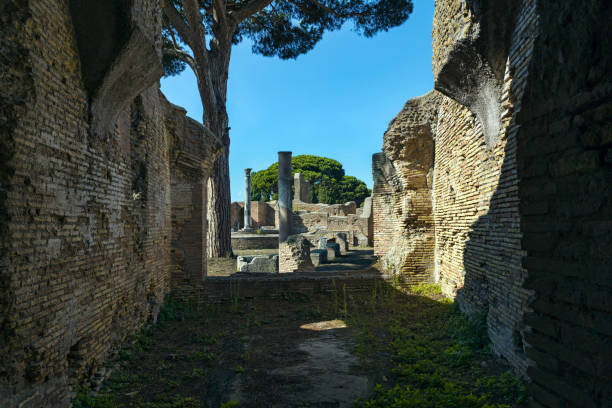 sugestywna ścieżka i spojrzenie na starożytną rzymską wioskę z pozostałościami kolumn i łuków oraz dobrze zachowaną rzymską architekturą - roman column arch pedestrian walkway zdjęcia i obrazy z banku zdjęć