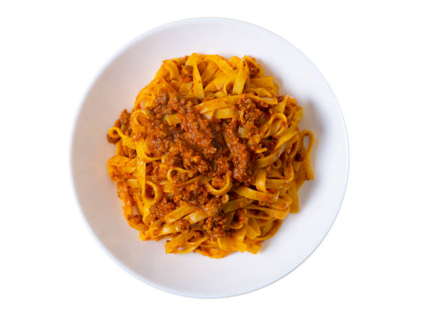 тарелка тальятелле с мясным соусом, итальянский рецепт тальятелле аль рагу, выделенный на белом - dishware pasta tagliatelle beef стоковые фото и изображения