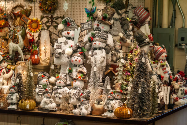 escaparate de juguetes en lancaster, pa, con papá noel, árboles de navidad, juguetes y velas. - window display toy store store christmas fotografías e imágenes de stock