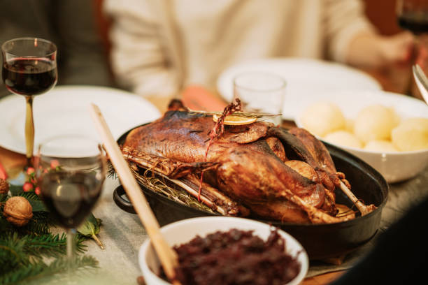 tradizionale cena di natale con anatra arrosto sul tavolo. - goose roasted goose meat spit roasted foto e immagini stock