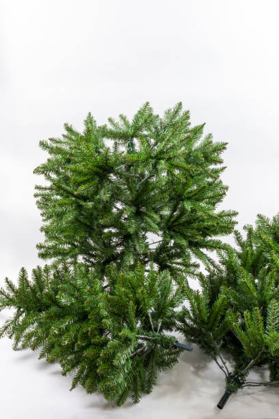 mettere insieme un piccolo albero di natale artificiale per le vacanze - christmas tree christmas tree artificial foto e immagini stock
