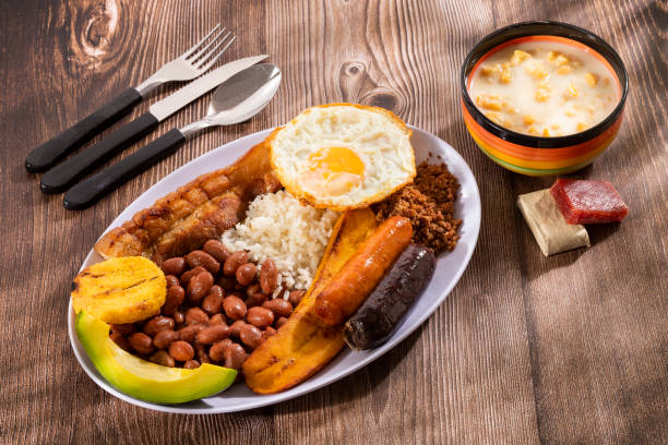 bandeja paisa, piatto principale tipico colombiano - gastronomia di antioquia - bandeja paisa foto e immagini stock