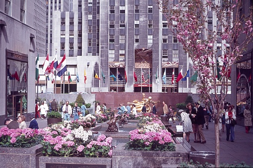 New York City, NY, USA, 1977. The former shopping arcade with tourists and New Yorkers in front of the Rockefeller Center in downtown Manhattan.