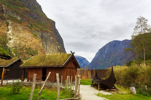деревня викингов, окруженная пейзажем фьордов - aurland стоковые фото и изображения
