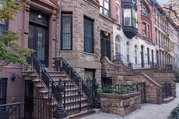 rua residencial de nova york com fila de elegantes casas antigas - philadelphia pennsylvania sidewalk street - fotografias e filmes do acervo