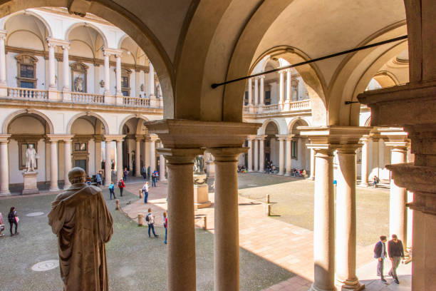 innenhof der pinacoteca di brera mit der napoleonischen statue. - napolean stock-fotos und bilder