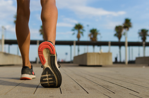 piernas de una mujer con calzado deportivo que está a punto de correr photo