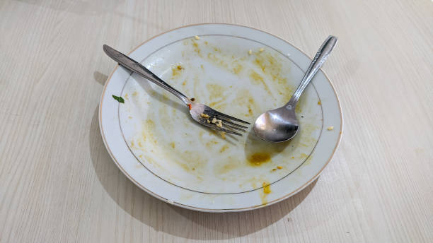 テーブルの上の空と汚れたプレート - plate crumb dirty fork ストックフォトと画像