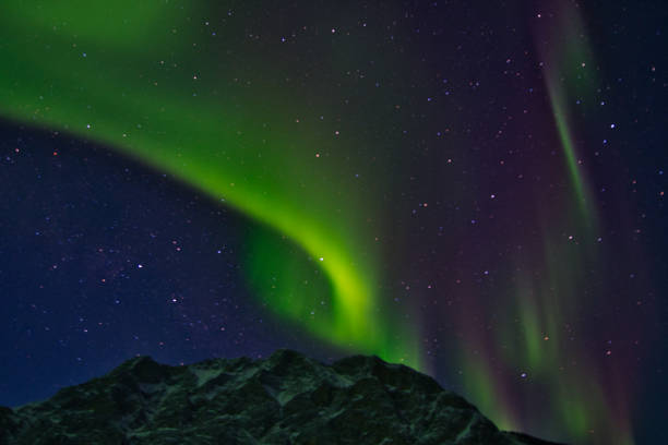 auroras boreales - dalton highway, alaska (ee.uu.) - brooks range fotografías e imágenes de stock