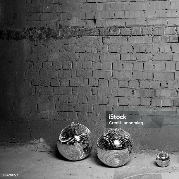 Tre Discoballs - Fotografie stock e altre immagini di Pavimento - Pavimento, La Fine, Locale notturno