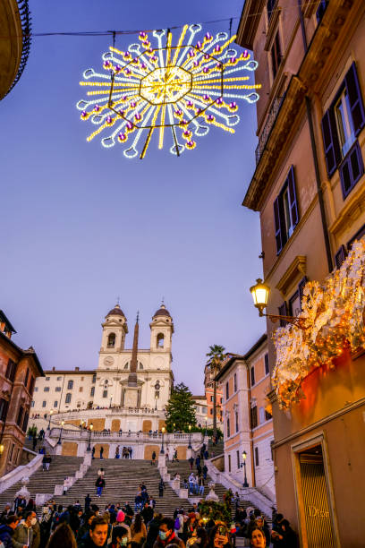 de belles décorations de noël ornent la via condotti et la piazza di spagna dans le cœur baroque de rome - piazza di spagna spanish steps church trinita dei monti photos et images de collection