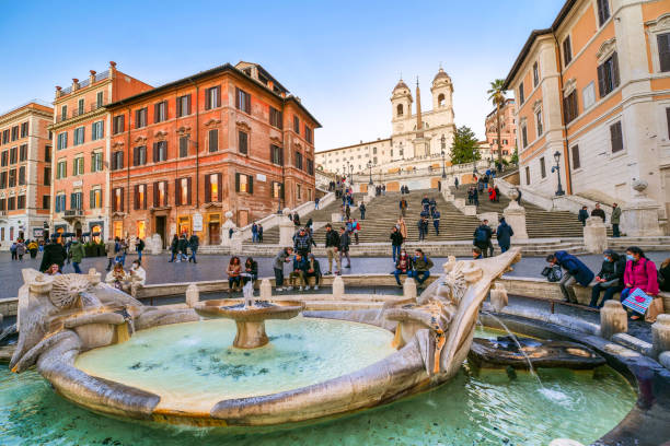 uma bela vista noturna da piazza di spagna ou passos espanhóis no coração barroco de roma - piazza di spagna - fotografias e filmes do acervo