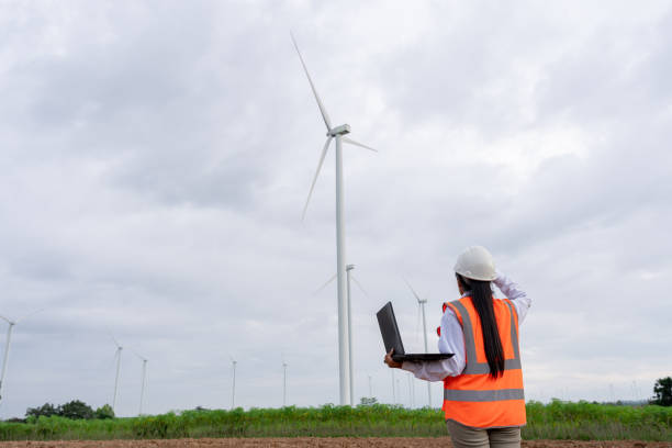 l'ingegnere cammina per controllare gli impianti eolici con controllare le prestazioni. le turbine eoliche sono una fonte di elettricità alternativa per essere risorse sostenibili in futuro. il concetto di energia pulita salva il mondo - farm scenics landscape alternative energy foto e immagini stock