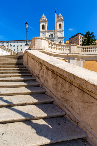 place d’espagne sur la piazza di spagna et église de la renaissance trinita dei monti, rome, italie - piazza di spagna spanish steps church trinita dei monti photos et images de collection