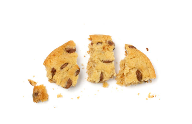 biscuits simples isolés, biscuits mordus au sucre d’avoine - chocolate chip cookie cookie preparing food chocolate photos et images de collection