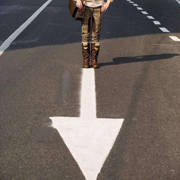 homem com uma seta na frente dele - intention street guidance the way forward imagens e fotografias de stock