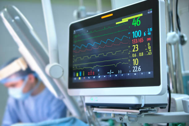 手術中の病院シアタールームにおける心拍数と患者状態制御モニタ - human heart surveillance computer monitor pulse trace ストックフォトと画像