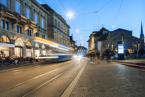 tram dans la vieille ville de zurich au coucher du soleil - zürich photos et images de collection