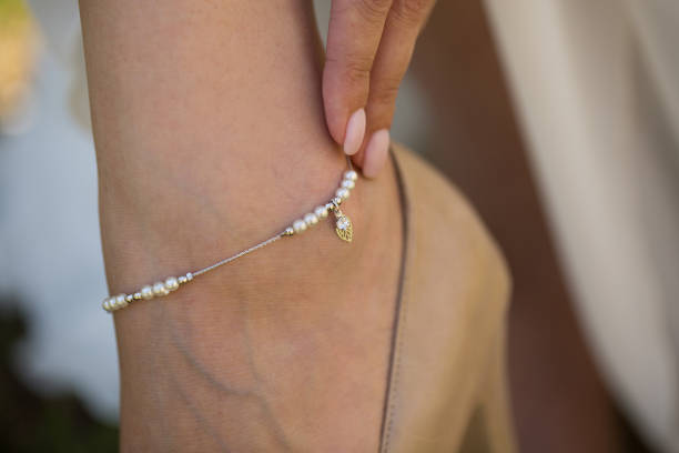 Jewelry on the bride's leg.