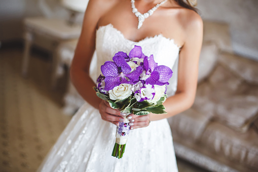 Novia sosteniendo flores de ramo de boda