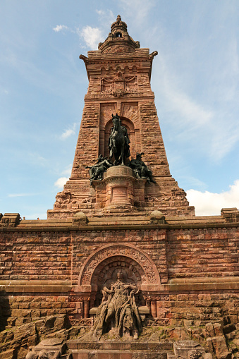Vista frontal del monumento a Kyffhäuser con la estatua ecuestre del Kaiser Wilhelm I. photo