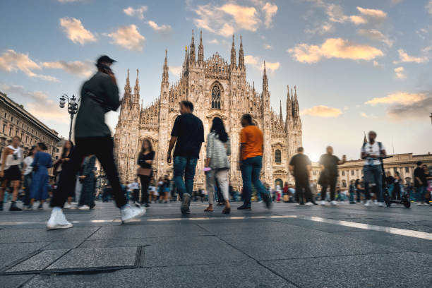 la plaza del duomo de milán se llena al atardecer - cathedral group fotografías e imágenes de stock