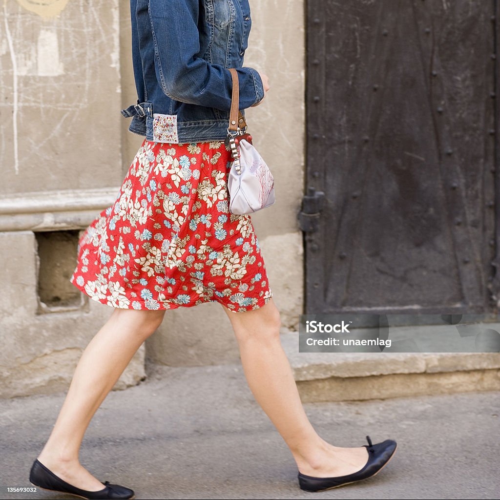 Mujer caminando por la calle - Foto de stock de Acera libre de derechos