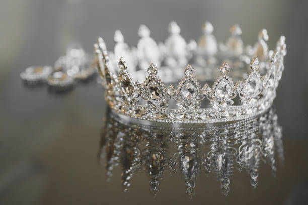 schmuck krone ohrringe - tiara stock-fotos und bilder