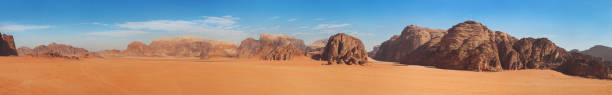 พาโนรามาจากการก่อตัวของหินลิตเติ้ลบริดจ์ไปยังทะเลทราย wadi rum - jordan middle east ภาพสต็อก ภาพถ่ายและรูปภาพปลอดค่าลิขสิทธิ์