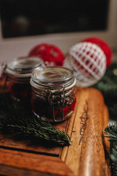 foto di capodanno di un tè cinese su un tavolo da tè e palline con tessitura in stile macrame con rami di abete - lapsang souchong tea foto e immagini stock