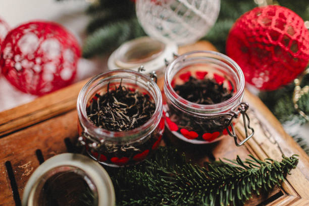 foto di capodanno di un tè cinese su un tavolo da tè e palline con tessitura in stile macrame con rami di abete - lapsang souchong tea foto e immagini stock