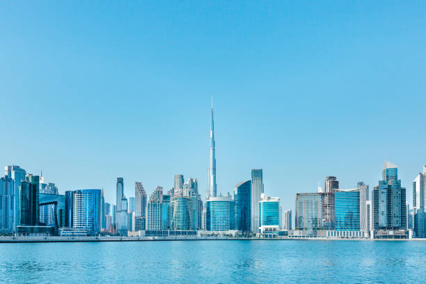 skyline von business bay, dubai, vereinigte arabische emirate - burj khalifa stock-fotos und bilder