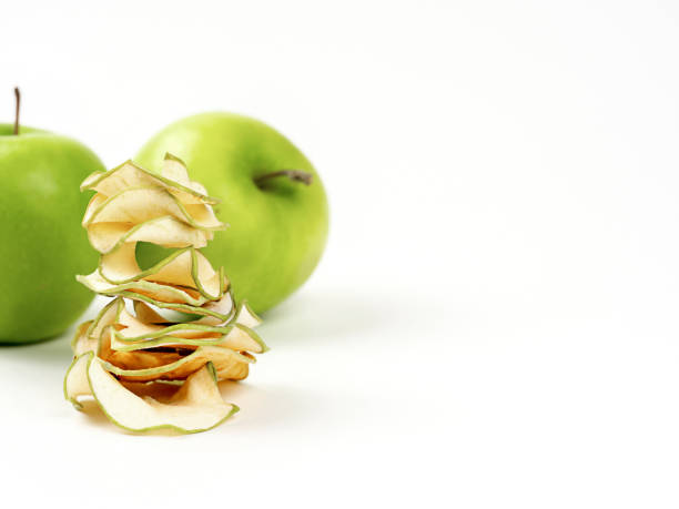 밝은 배경에 애플 칩과 녹색 사과. - dried apple 뉴스 사진 이미지