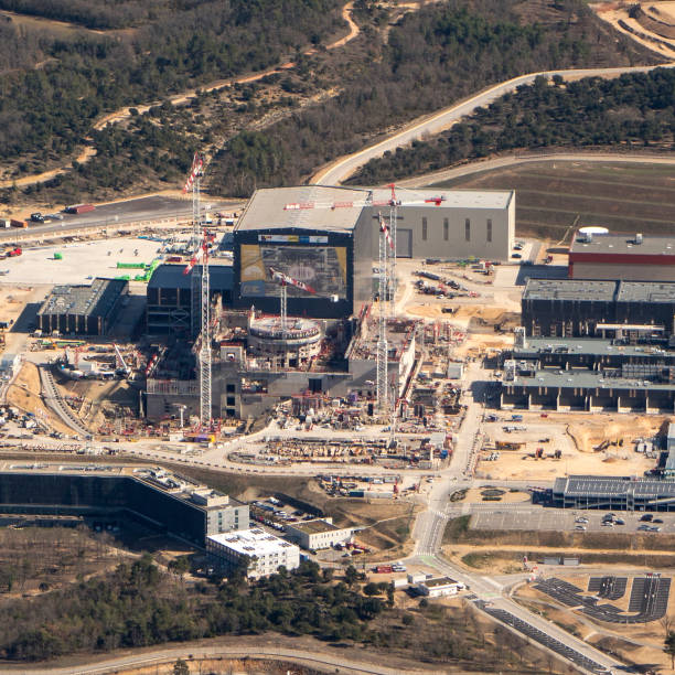 6 de abril de 2018, cadarache, francia. vista aérea del iter, reactor experimental termonuclear internacional.  en este sitio los científicos buscan las posibilidades de la fusión nuclear. - nuclear power station construction uranium energy fotografías e imágenes de stock