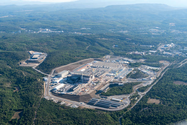 2021년 8월 30일, 프랑스 카다라슈. iter, 국제 열핵 실험 원자로의 공중 보기.  이 현장에서 과학자들은 핵 융합의 가능성을 검색합니다. - nuclear power station construction uranium energy 뉴스 사진 이미지