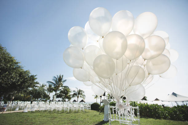 romántica ceremonia de boda en la playa. muchos globos blancos - globo decoración fotografías e imágenes de stock