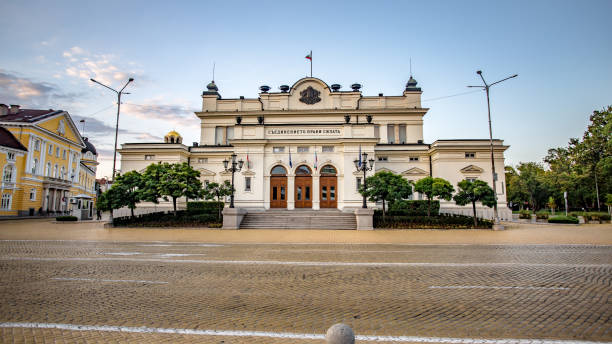 здание национального собрания используется болгарским парламентом - national landmark editorial color image horizontal стоковые фото и изображения